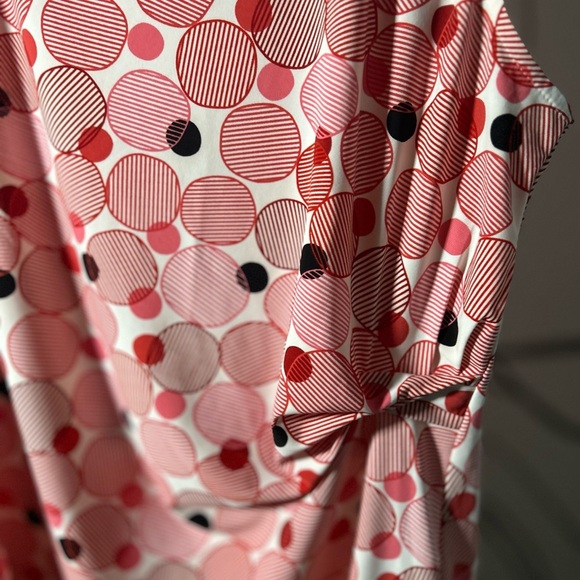 Anne Klein Women’s Tank With Side Rouching. Reds, white and black. Circle Design - Picture 3 of 5